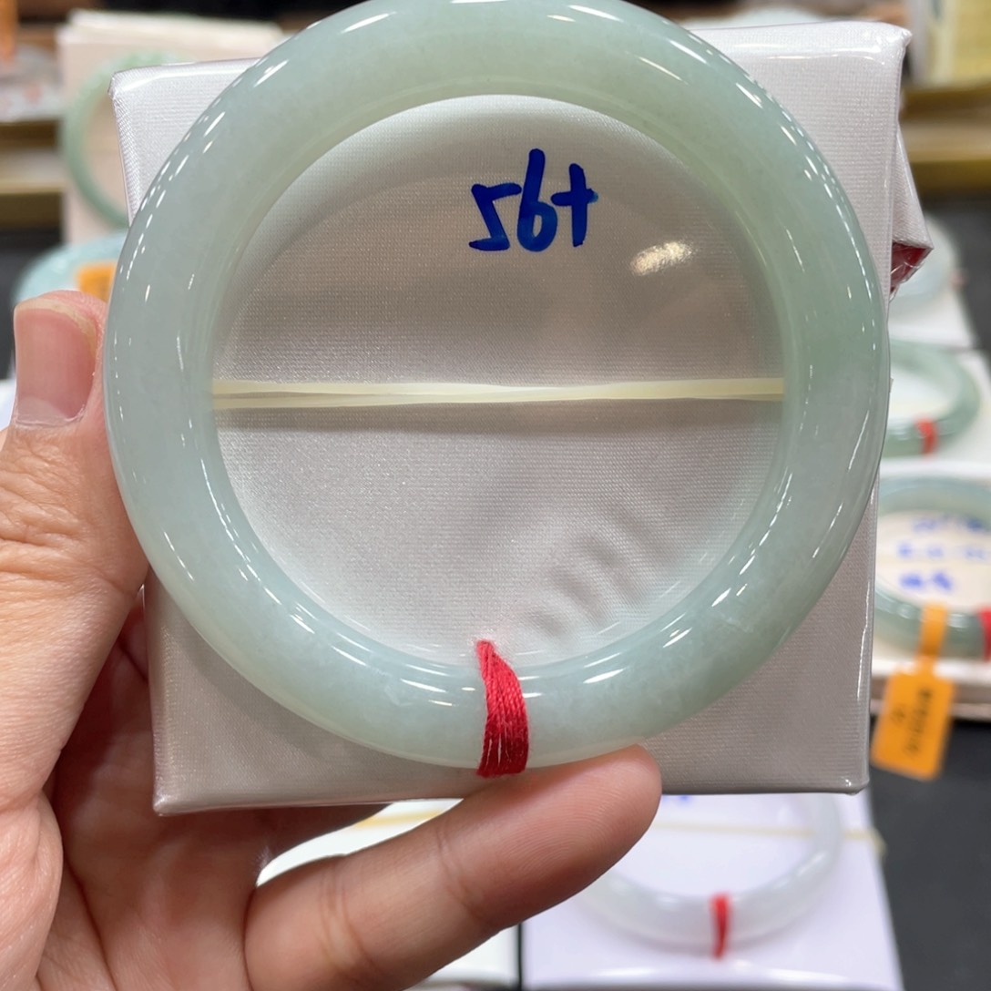 翡翠手镯未镶嵌翡翠手镯