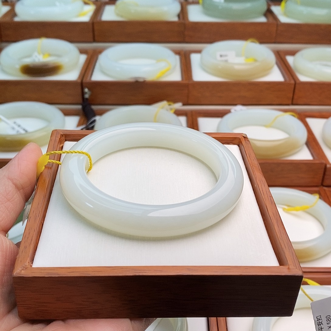 和田玉（白玉）手镯未镶嵌维***奶