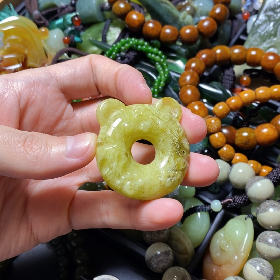 蛇纹石玉未镶嵌颈饰