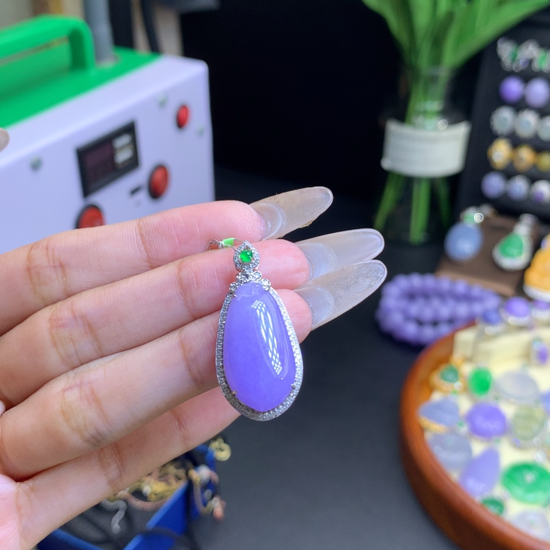 翡翠18K金镶嵌颈饰