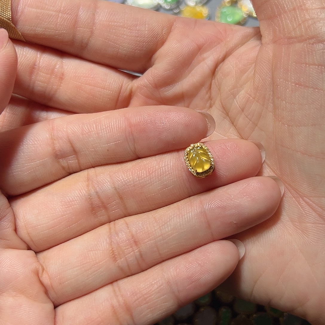 翡翠18K金镶嵌颈饰