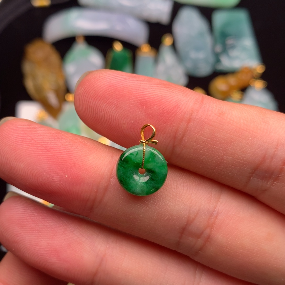 颈饰未镶嵌翡翠?*乐