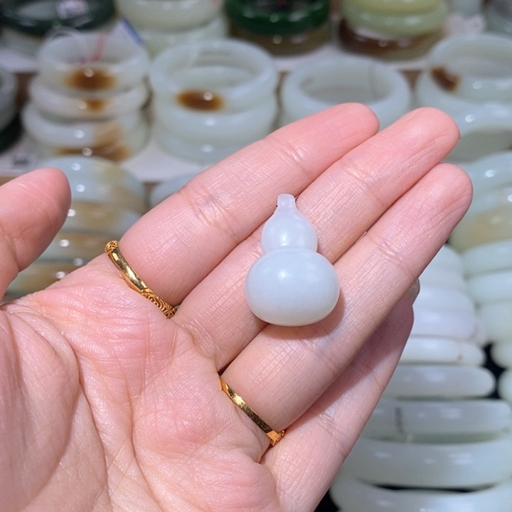 和田玉颈饰未镶嵌白玉葫芦