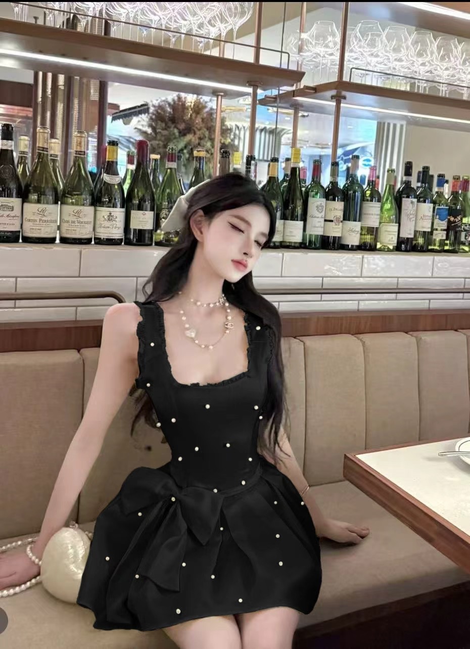 连衣裙显瘦气质时尚小黑裙法式收腰高腰黑色赫本风名媛修身小众