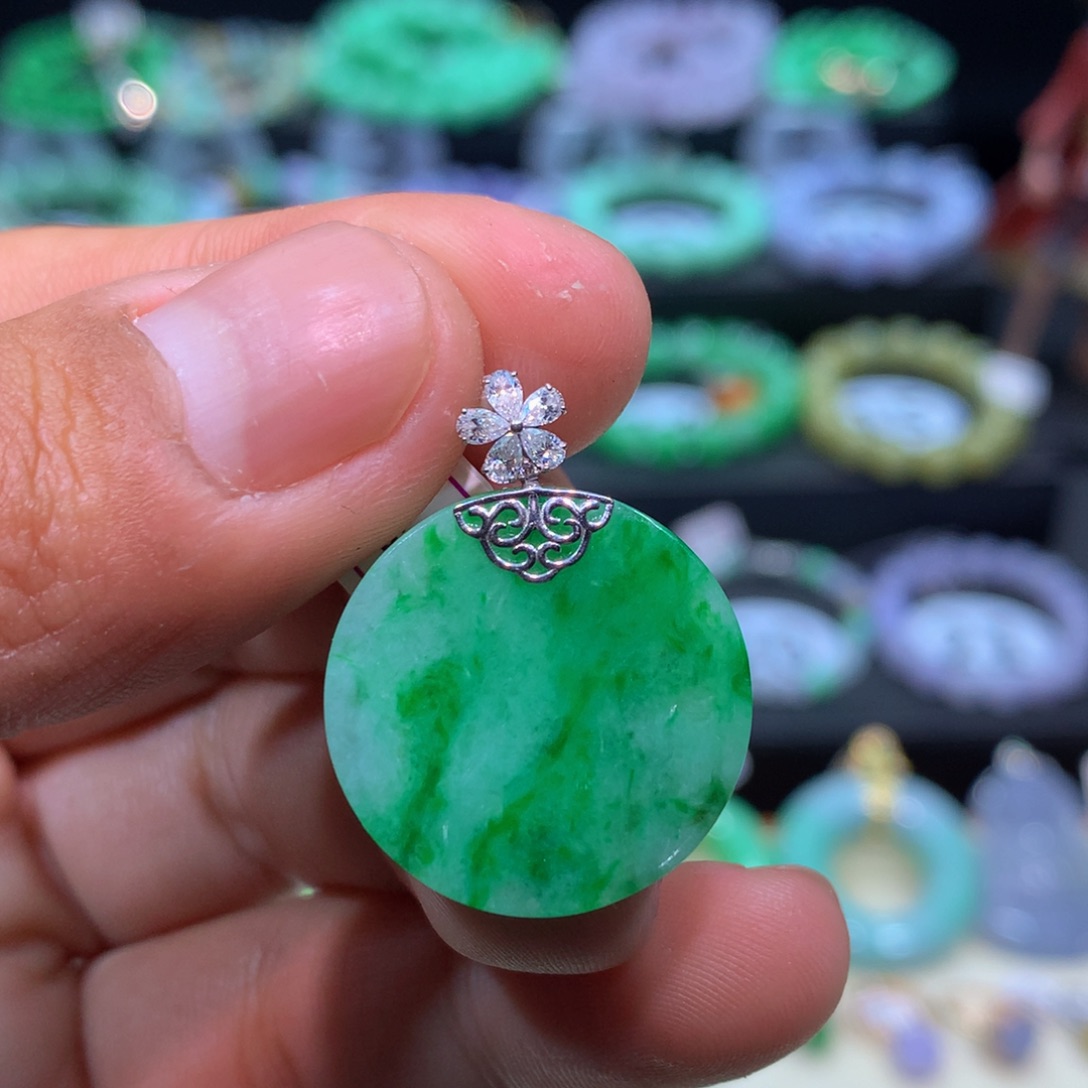 翡翠18K金镶嵌颈饰