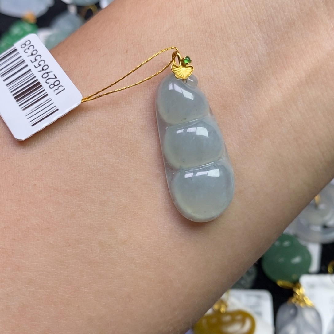 翡翠18K金镶嵌颈饰福豆