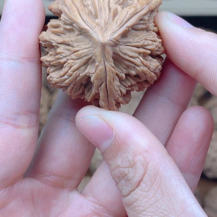 桥***桥文玩核桃吊坠虎头三愣，全品