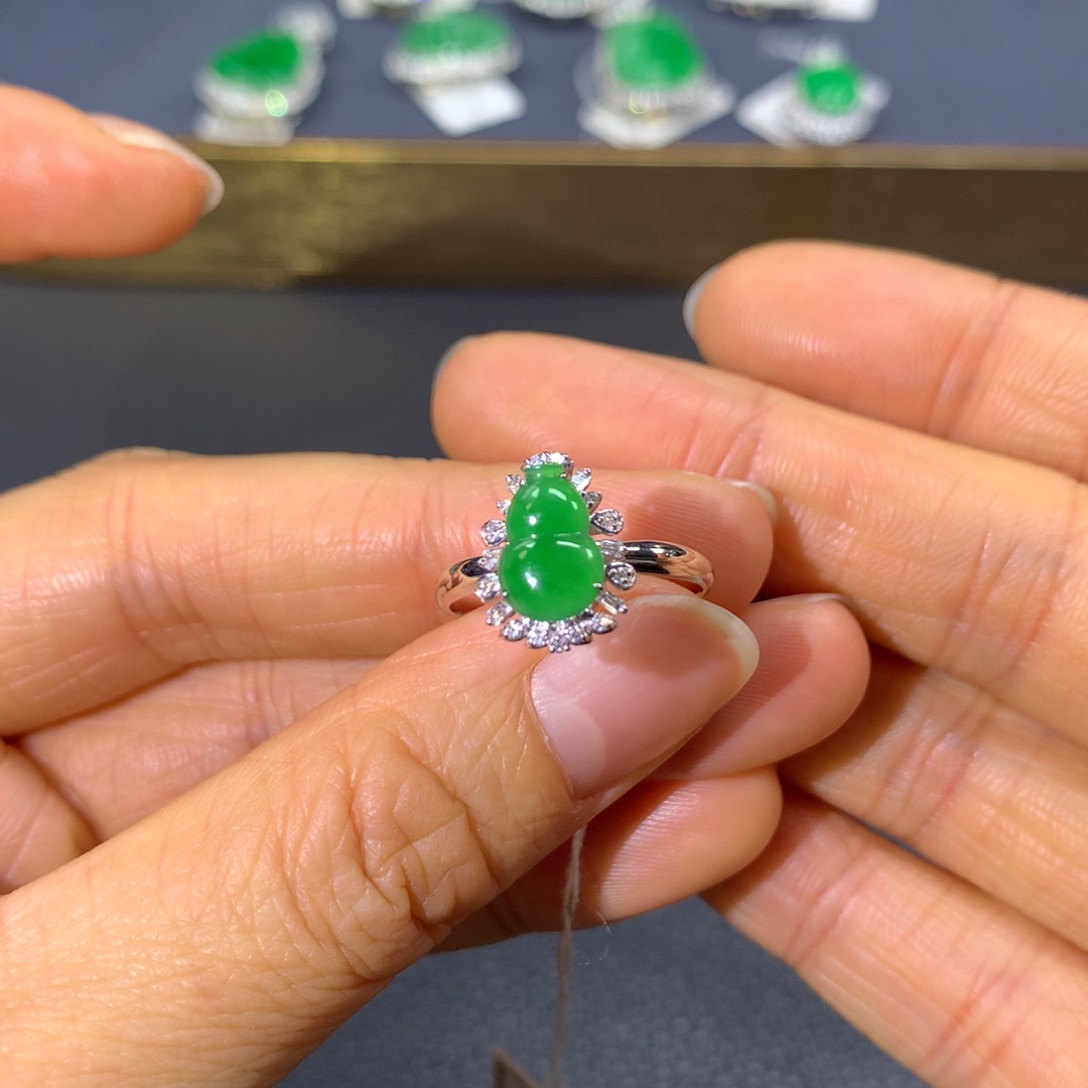 翡翠戒指18K金镶嵌翡翠