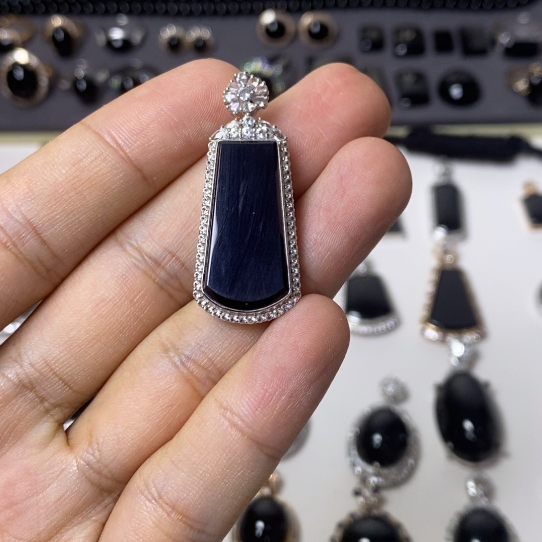 颈饰18K金镶嵌翡翠