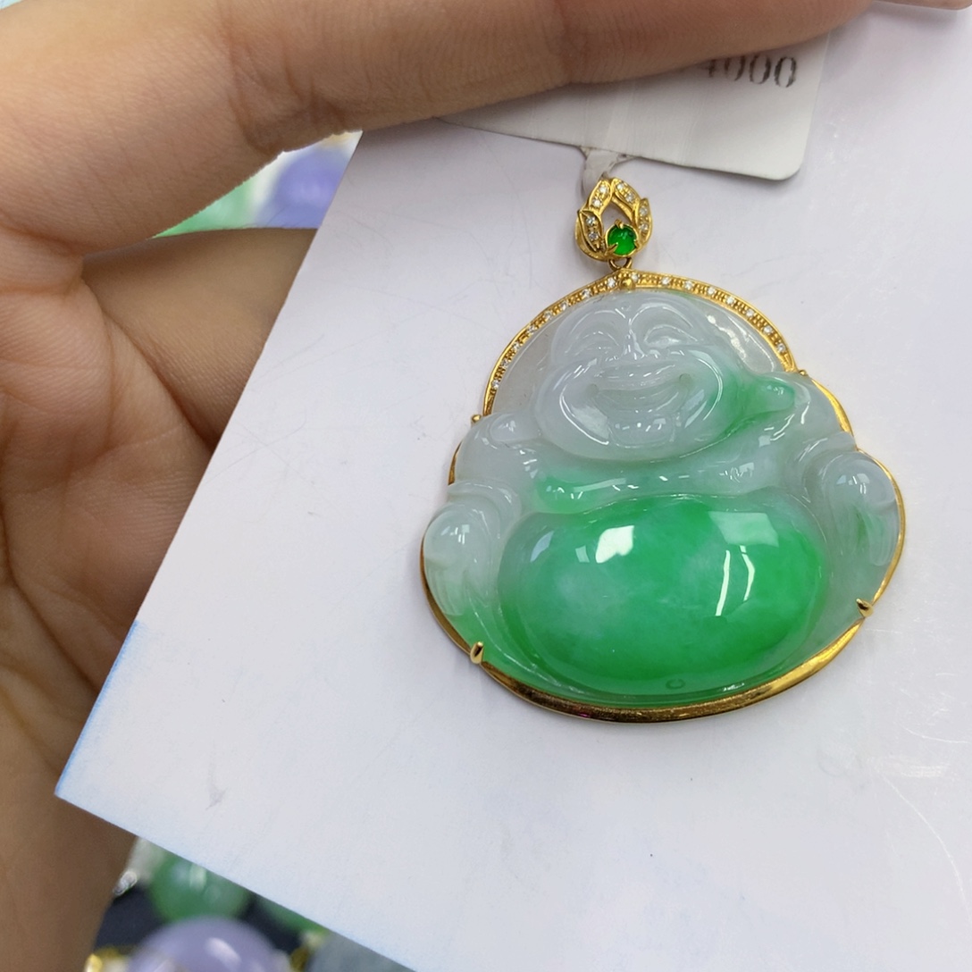 李***e翡翠18K金镶嵌颈饰翡翠