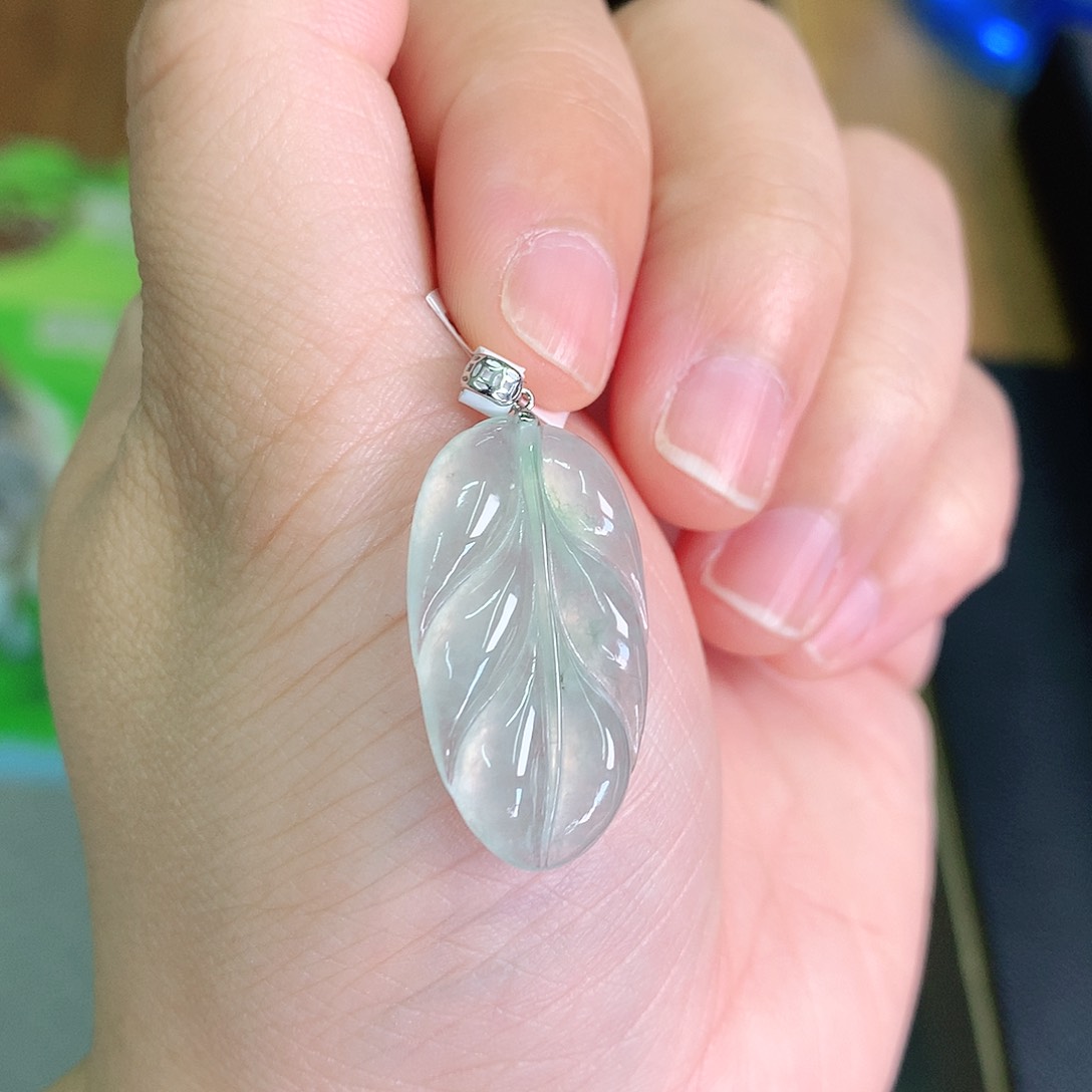 翡翠颈饰18K金镶嵌冰胶芭蕉叶