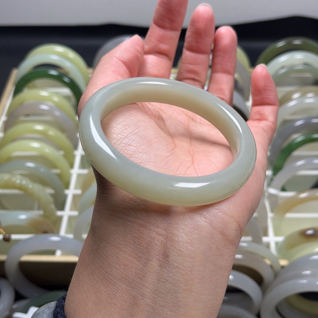 和田玉未镶嵌手镯57圈