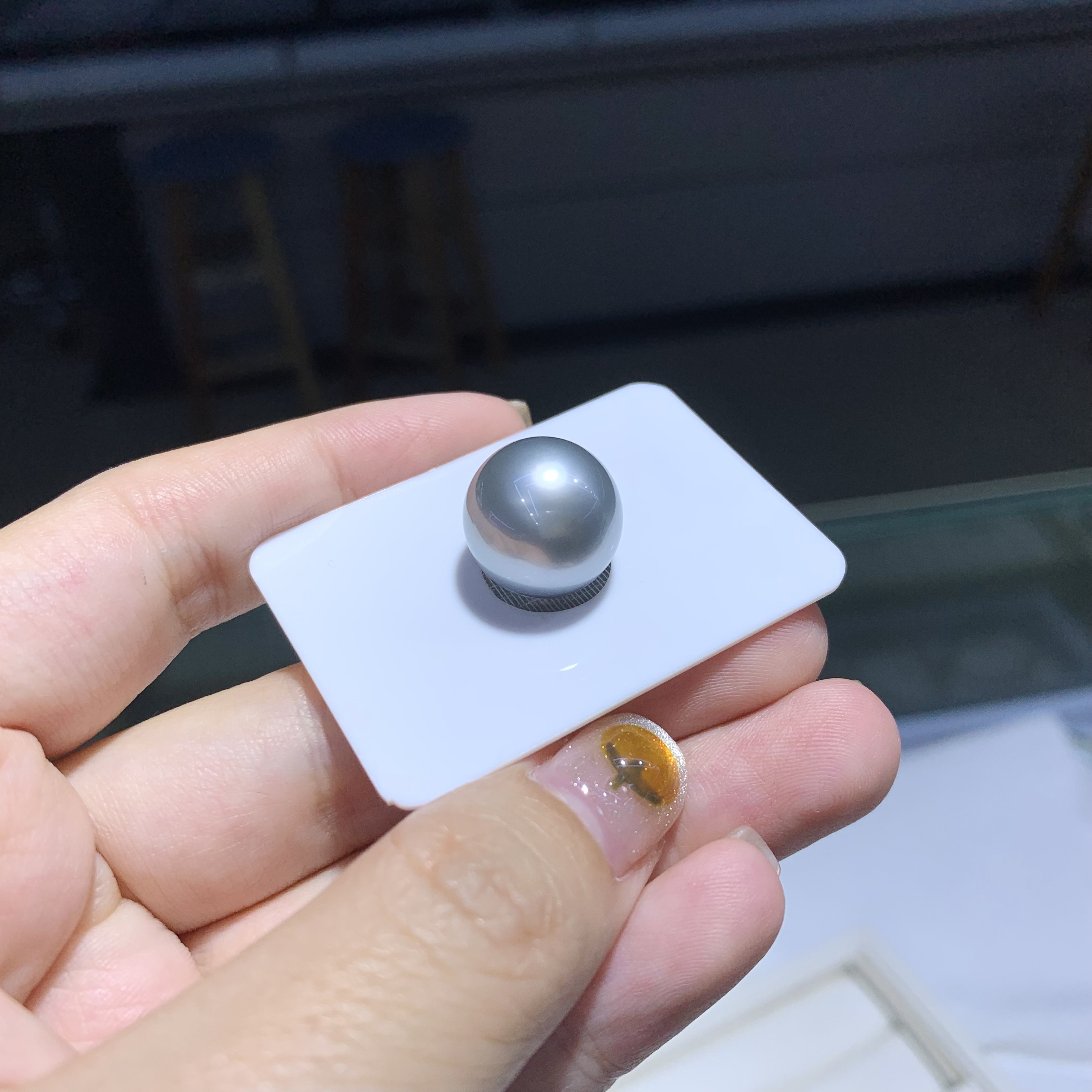 大溪地铂金灰14-15mm、微微瑕，极光