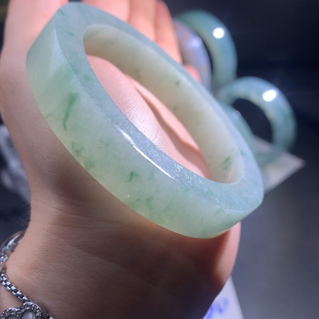 未镶嵌冰润飘花定制翡翠