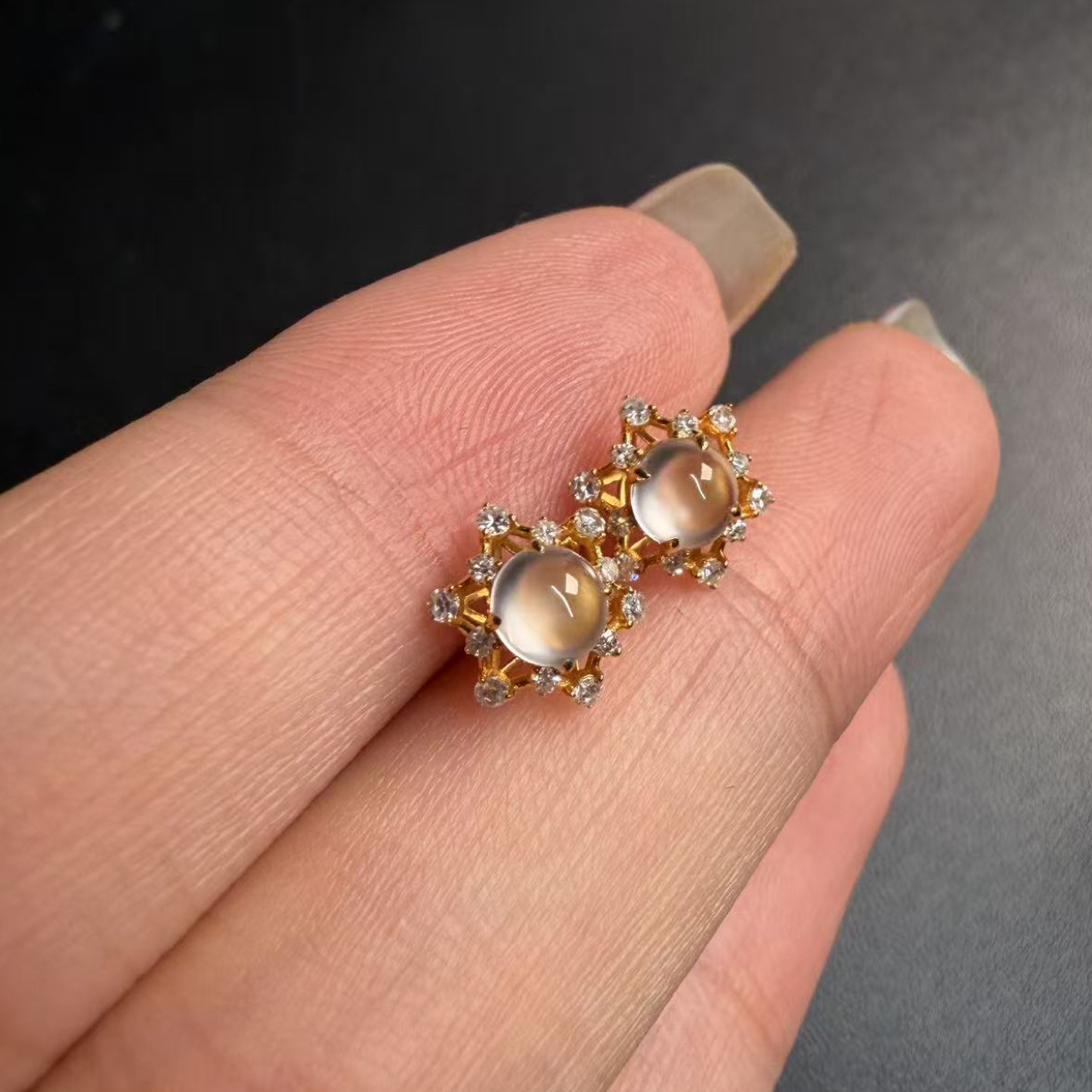 18k金镶嵌天然翡翠蛋面耳饰