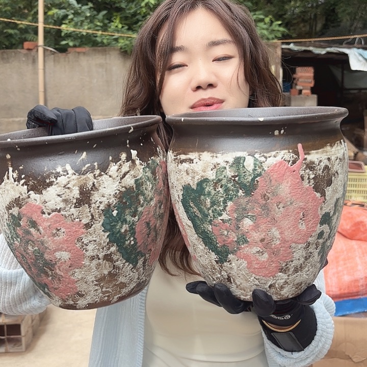 口径20高20两个油画