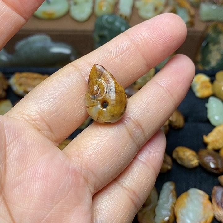 清***楚岫岩河磨玉（透闪石质玉）未镶嵌颈饰