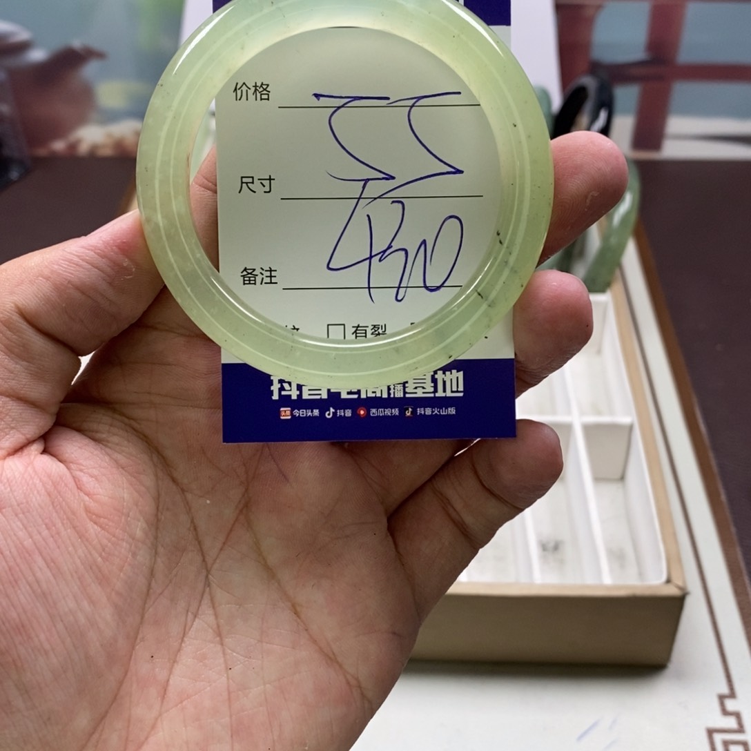 蛇纹石玉手镯未镶嵌