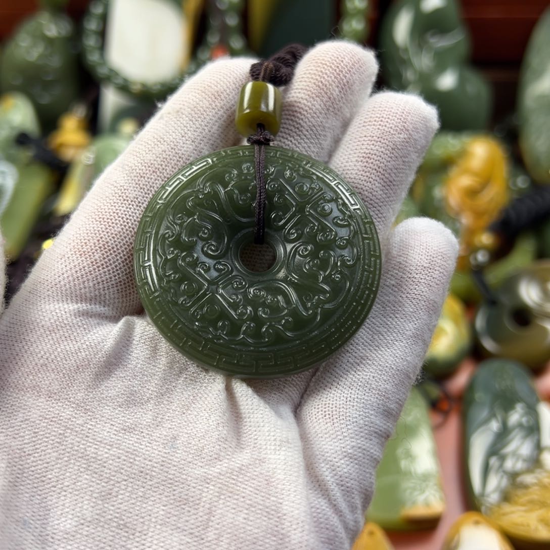 岫岩老玉（透闪石质玉）颈饰未镶嵌