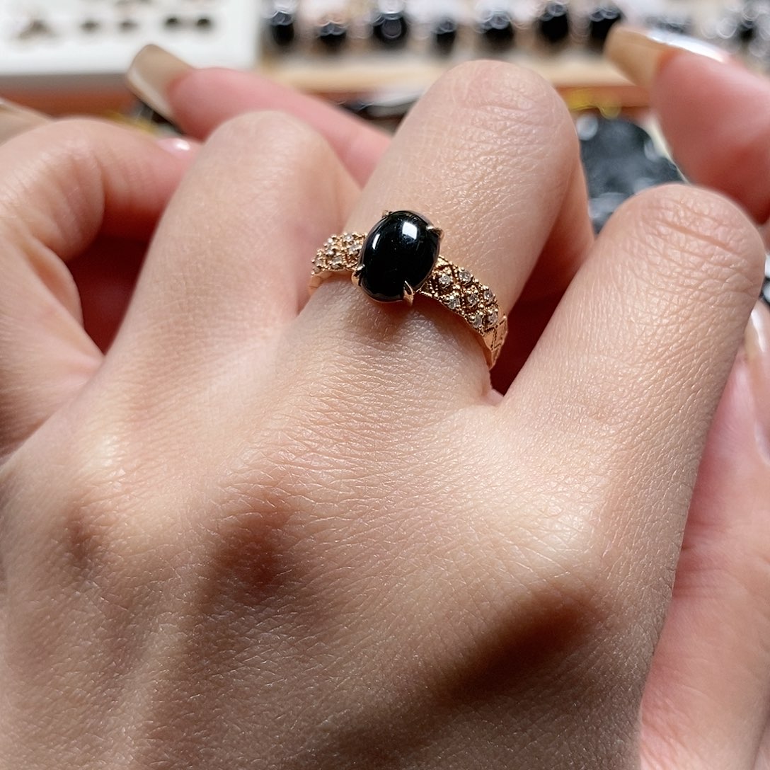 翡翠颈饰18K金镶嵌1。   