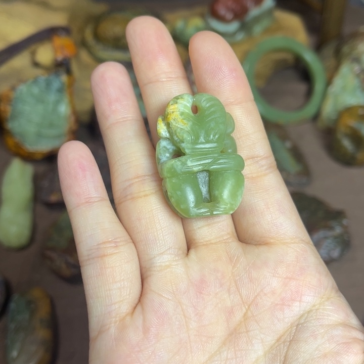 未镶嵌岫岩河磨玉（透闪石质玉）挂件