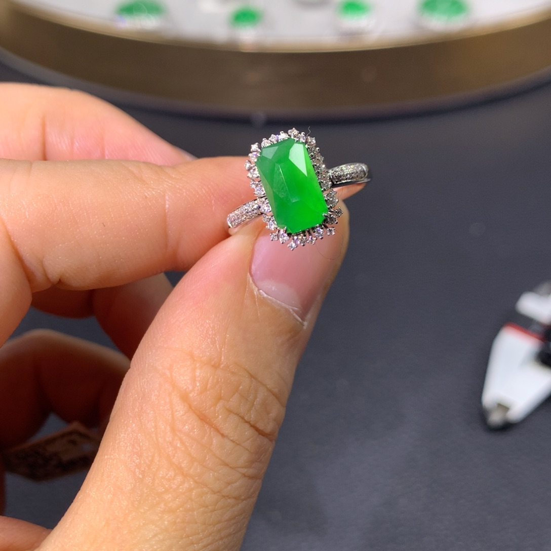 翡翠戒指18K金镶嵌翡翠