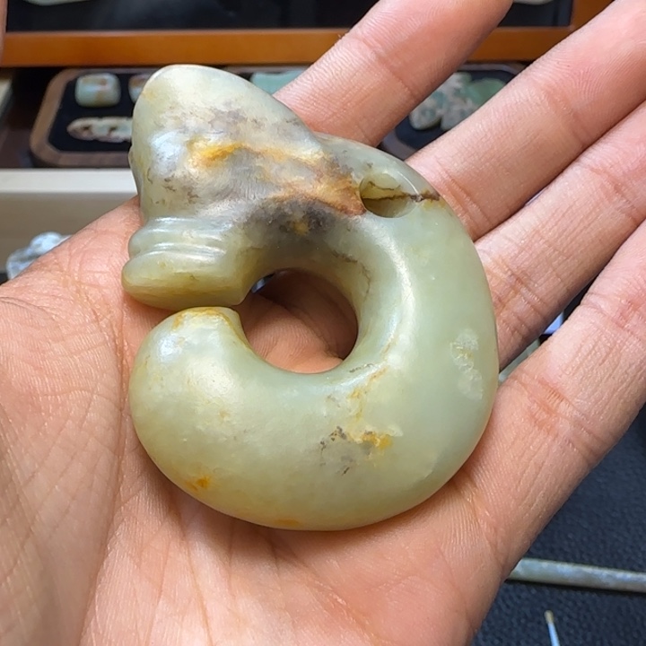 玉强**造玉摆件猪龙型件