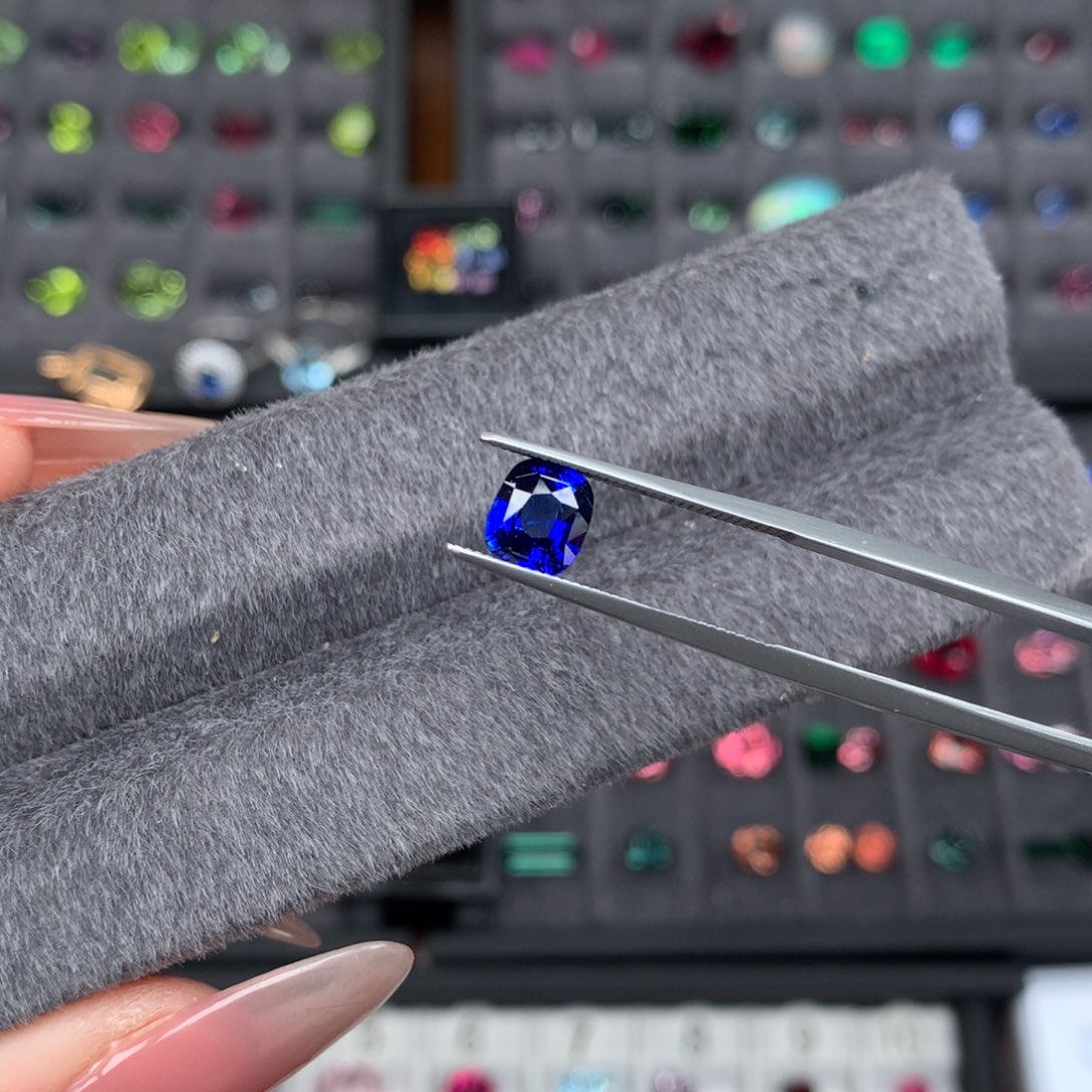 蓝宝石裸石未镶嵌皇家蓝1.29克拉