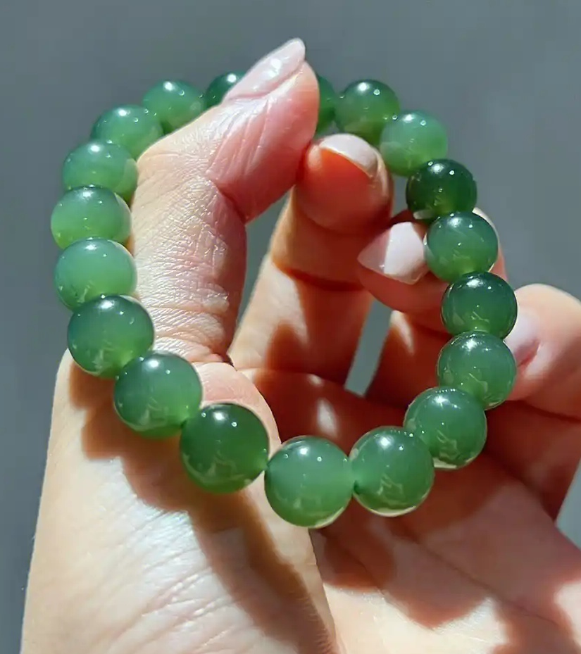 和田玉卡十二高冰收藏级别的湖水绿手串