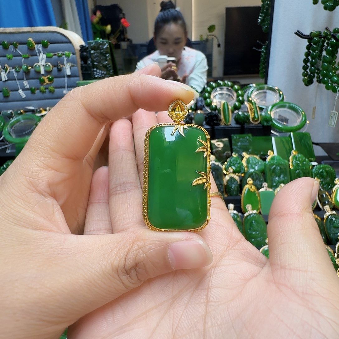 和田玉（碧玉）颈饰18K金镶嵌