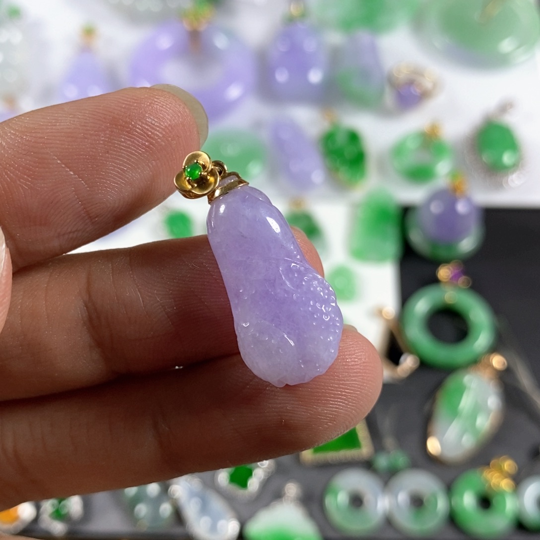 翡翠颈饰18K金镶嵌ᐝ***?翡翠