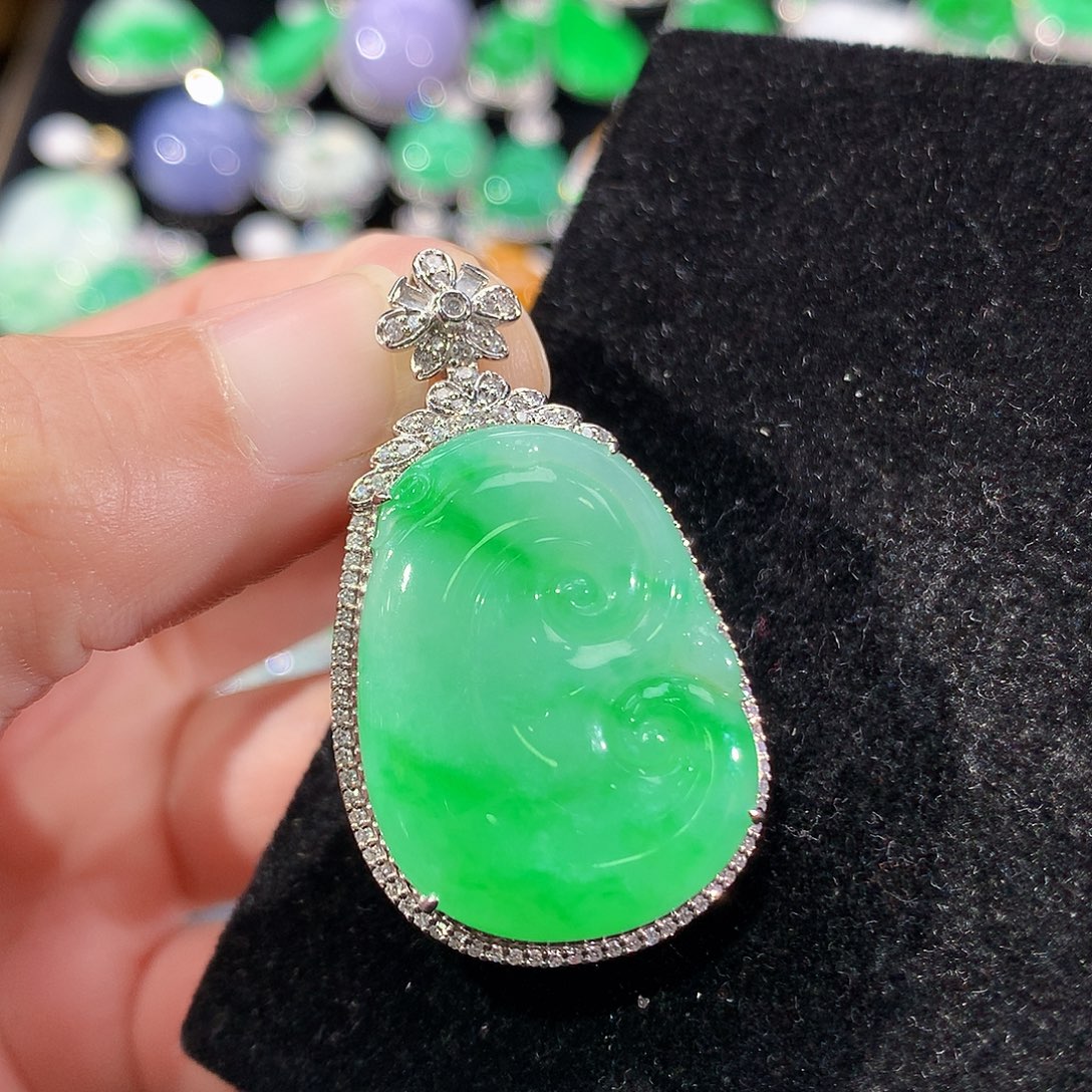 翡翠18K金镶嵌颈饰