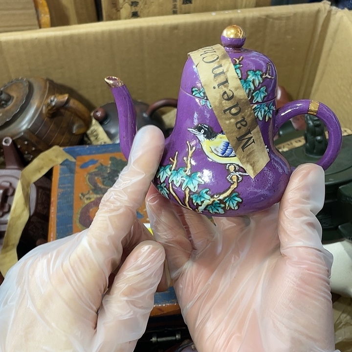 紫砂茶壶原矿泥料，手工制作的一把紫砂壶。