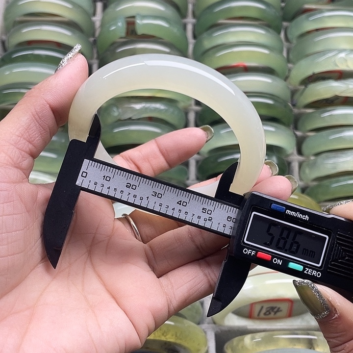 蛇纹石玉未镶嵌手镯190