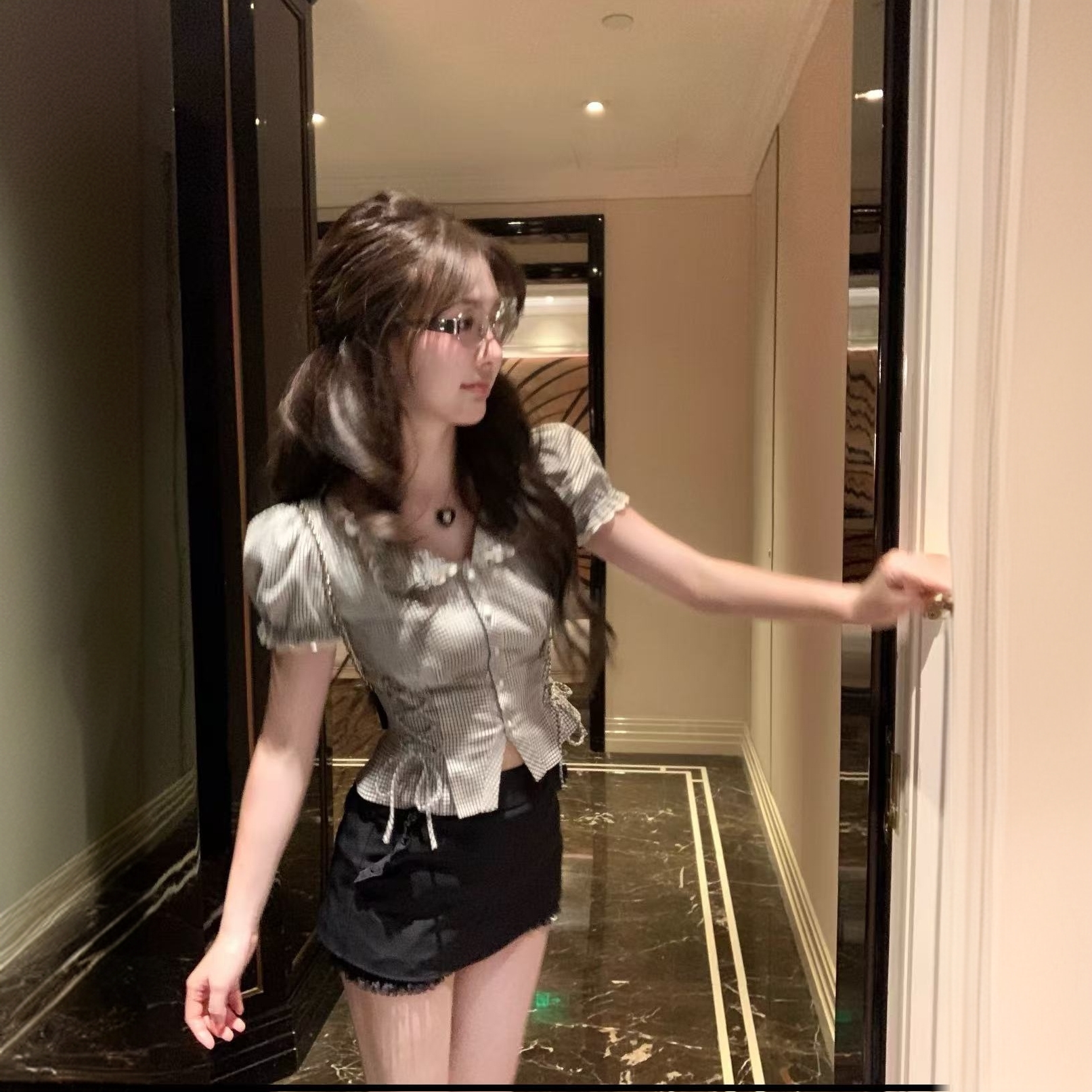 复古格纹翻领泡泡袖衬衫2025夏季新款设计感绑带收腰显瘦短款上衣