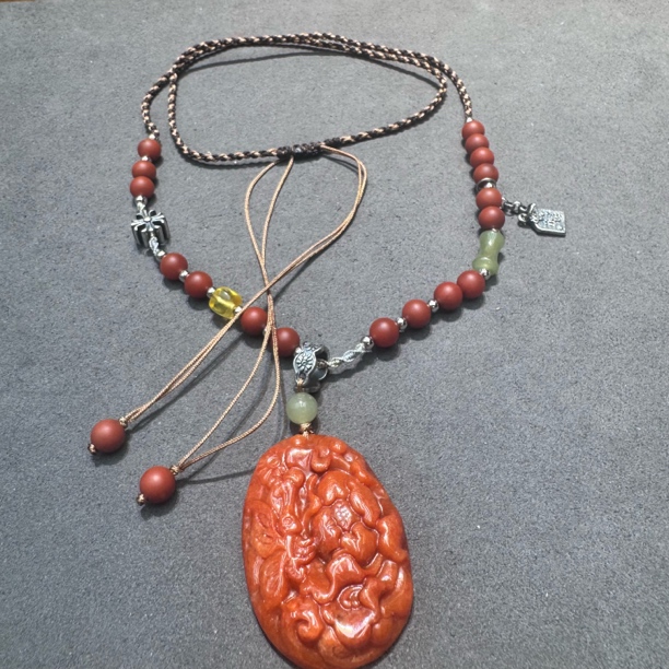 2577-玛瑙吊坠一个带绳27*38mm