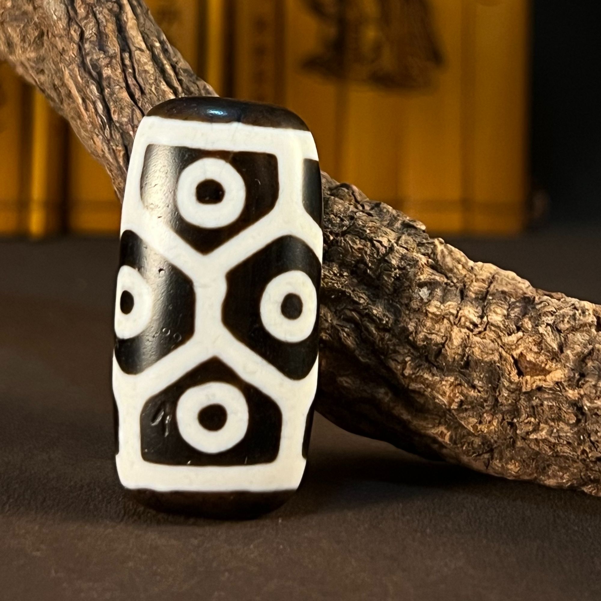 台湾工艺上肯藏式仿古黑白40mm龟甲九眼扁珠玛瑙颈饰