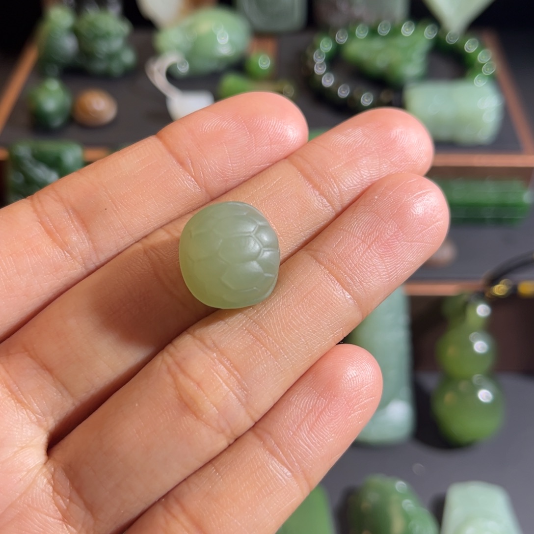 里***恩和田玉未镶嵌颈饰定制