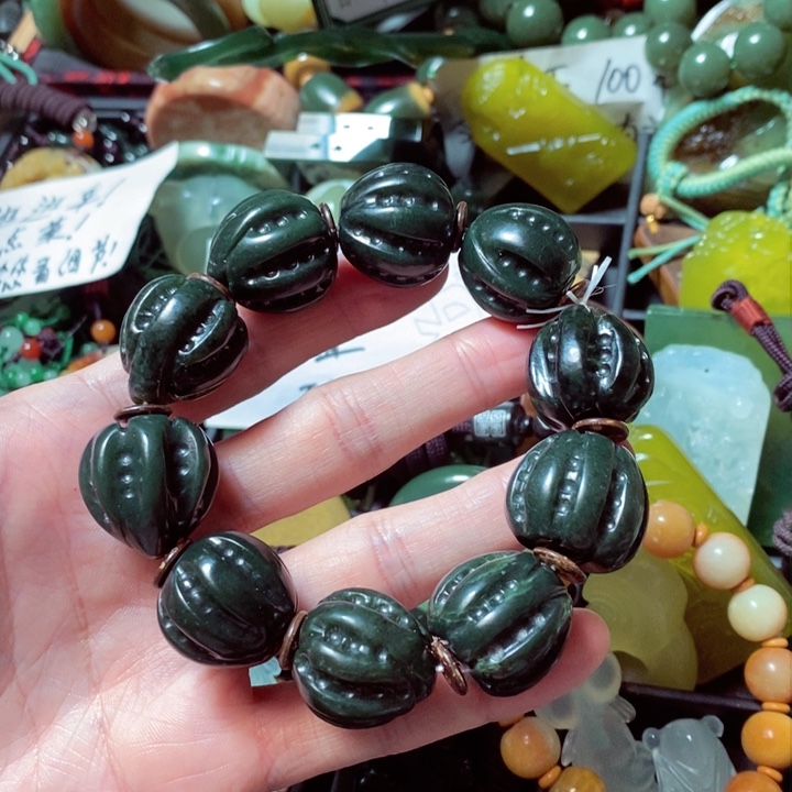 透闪石质玉颈饰未镶嵌