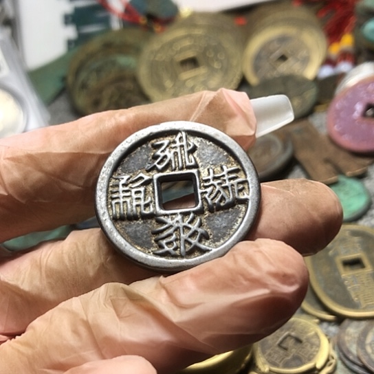 德****现代仿制工艺品花钱