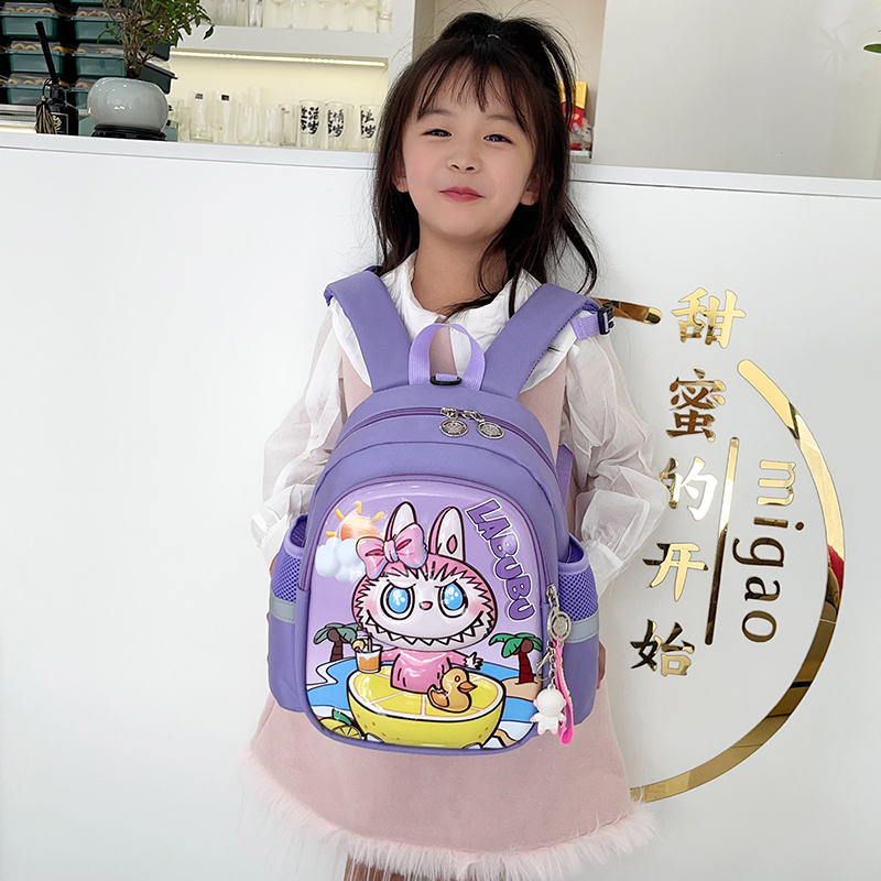 新款宝宝入园背包女孩防走丢出游儿童包男卡通小班书包护脊双肩包