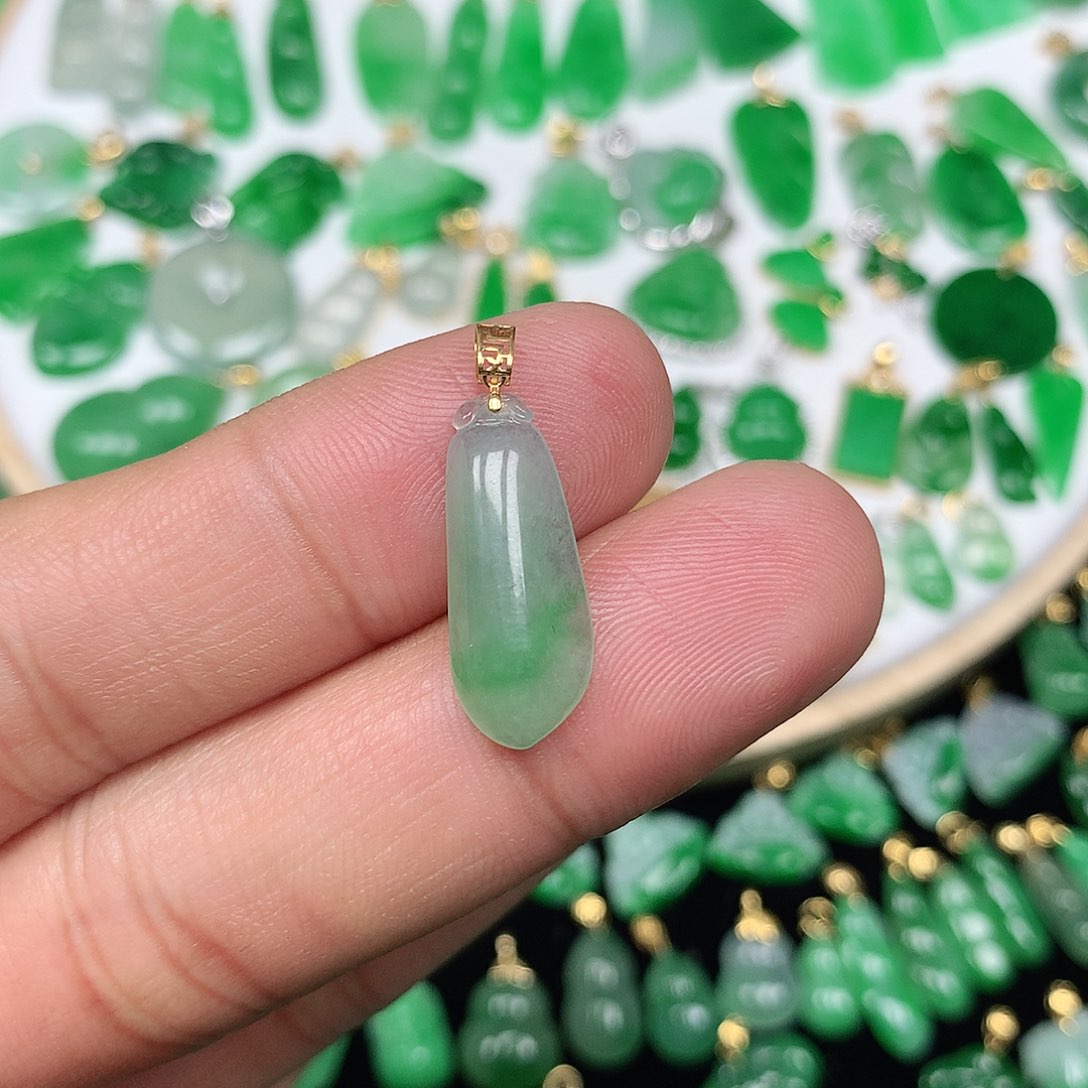 翡翠颈饰18K金镶嵌小巧精美冰飘阳绿福瓜