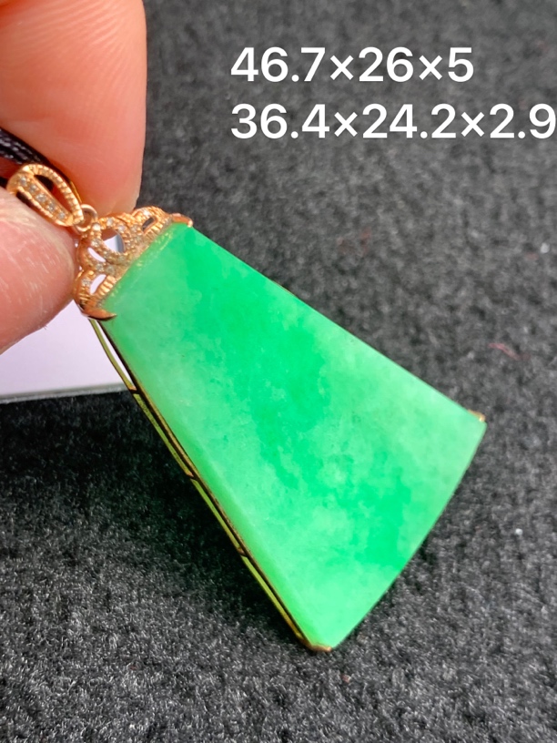 18K金镶嵌天然缅甸翡翠阳绿无事牌吊坠
