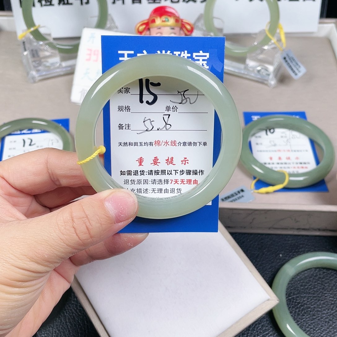和田玉手镯未镶嵌