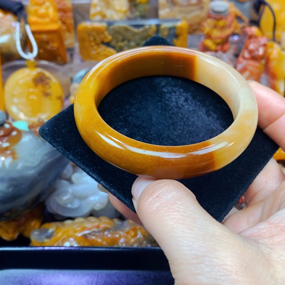 未镶嵌石英质玉（黄龙玉）颈饰