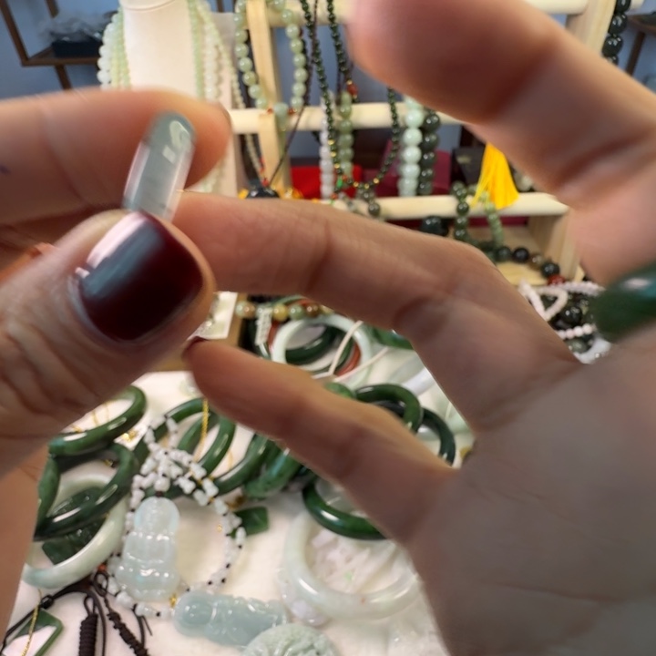 翡翠未镶嵌颈饰蓝水戒指