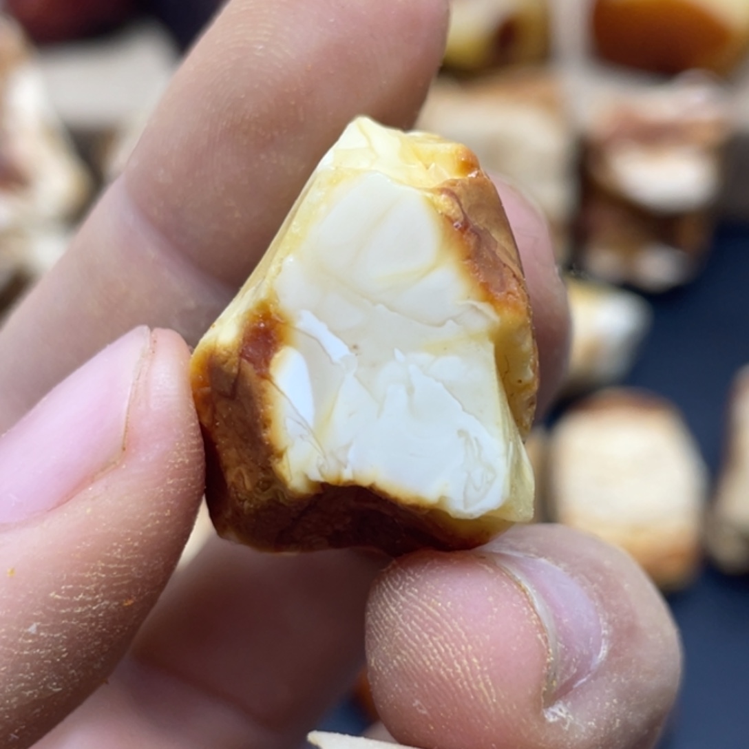 定制琥珀未镶嵌满****红定制