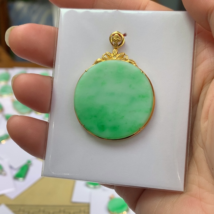 翡翠颈饰18K金镶嵌翡翠吊坠
