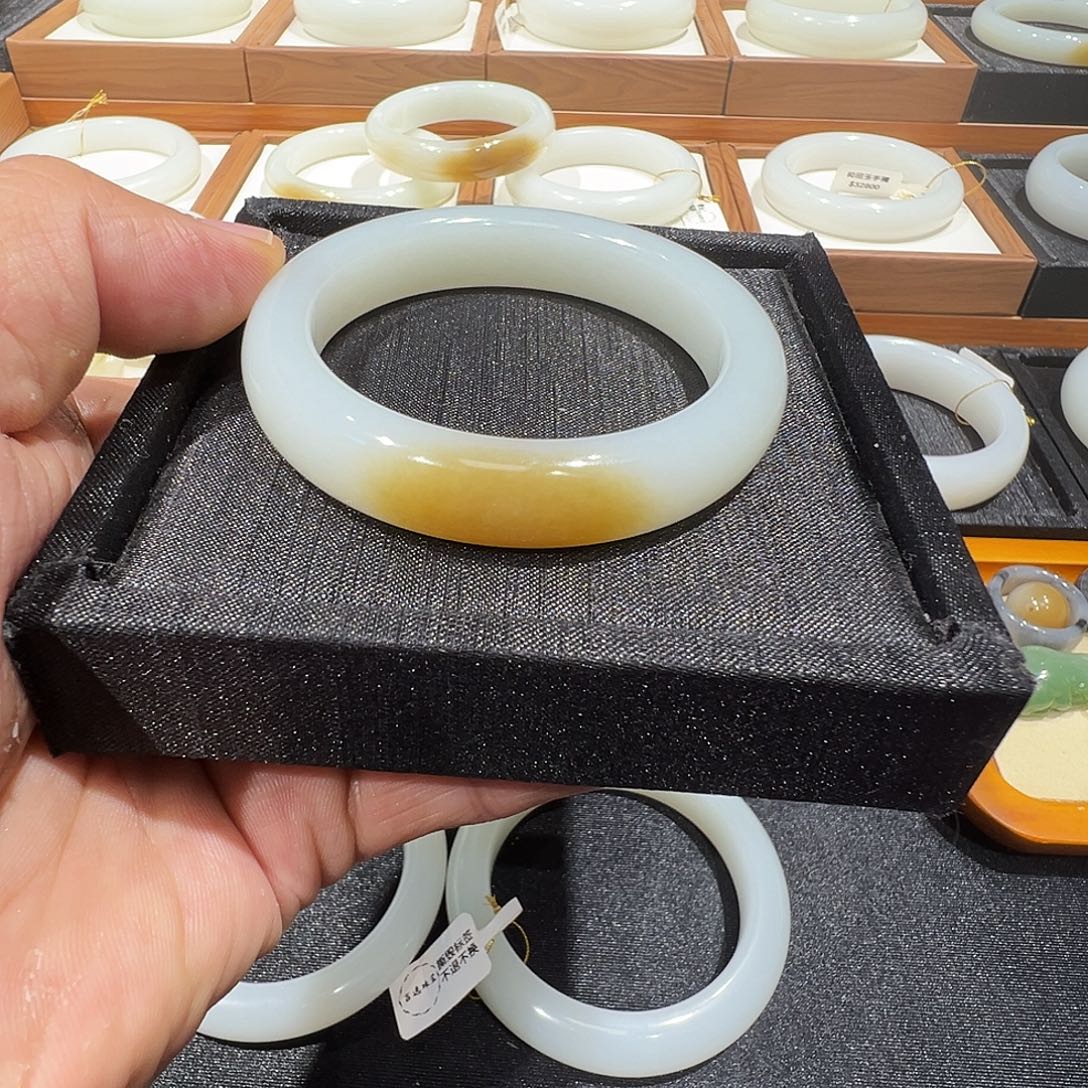 4***9和田玉未镶嵌手镯