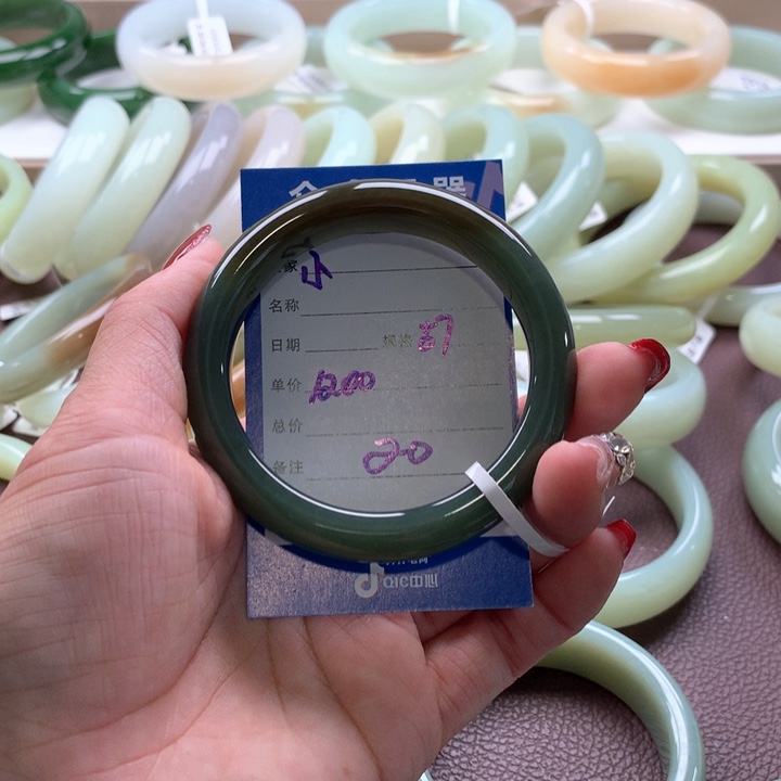 和田玉手镯未镶嵌小**?